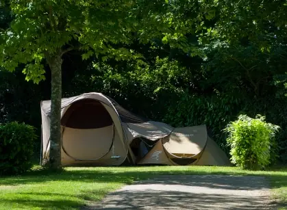 tentes sur emplacements au camping dans le golfe du morbihan