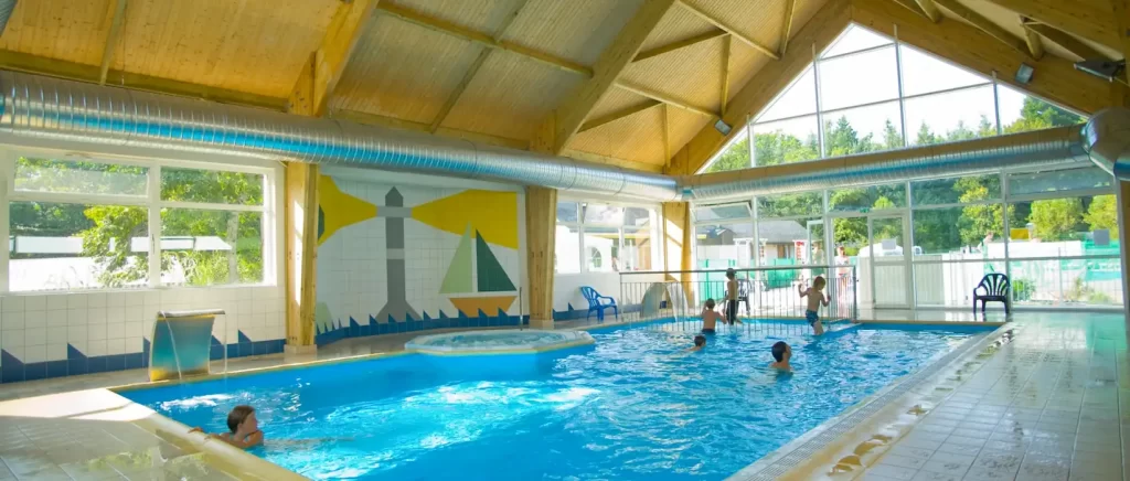 piscine couverte au camping dans le morbihan en bord de mer