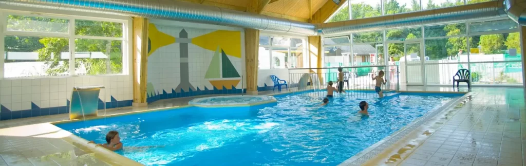 Camping dans le golfe du Morbihan avec piscine couverte