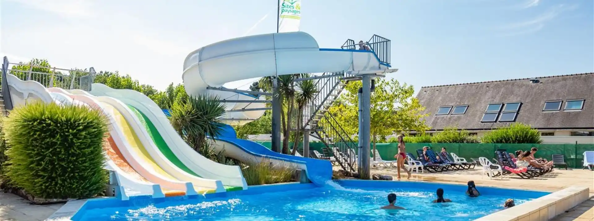 piscine avec toboggan au camping dans le Morbihan