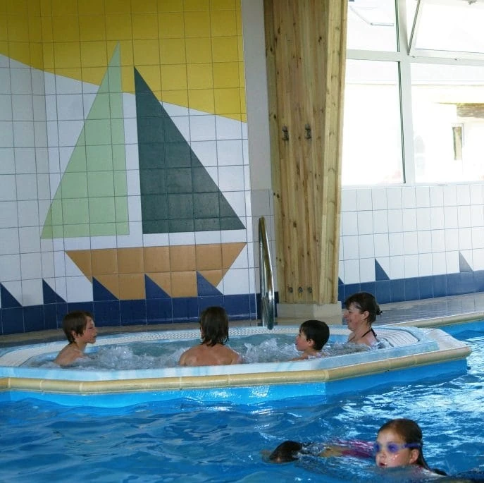 Piscine couverte au camping dans le morbihan