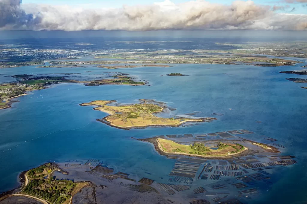 Vue aérienne du Golfe du Morbihan près du camping de Penboch