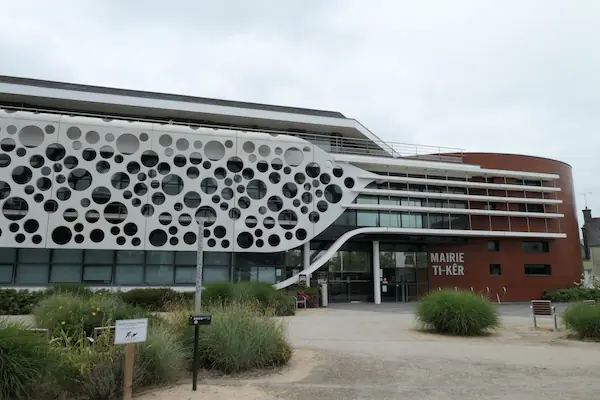 Mairie de Plescop, Morbihan près du camping de Penboch