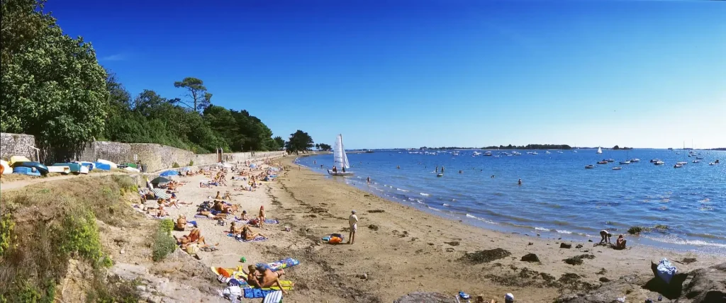 plage près du camping dans le golfe du morbihan